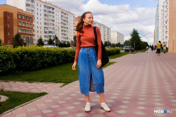Елене 19 лет, она живет на «Родниках» Елене 19 лет, она живет на «Родниках»