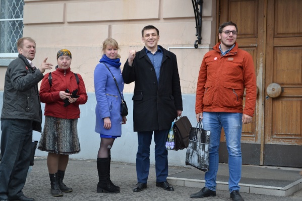 Андрей Боровиков (в черном пальто) — постоянный оратор на протестных акциях Андрей Боровиков (в черном пальто) — постоянный оратор на протестных акциях