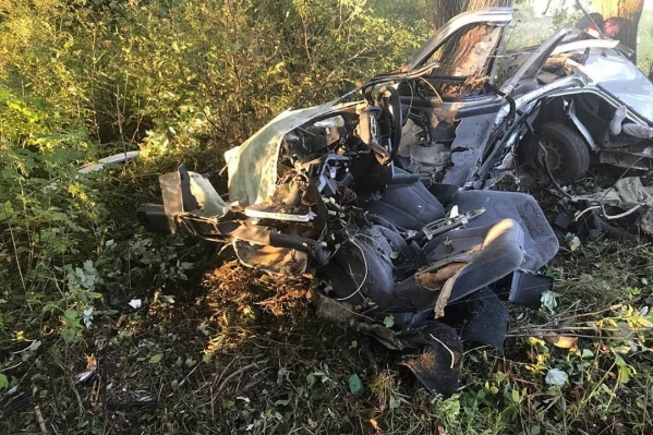 От автомобиля осталась груда металла От автомобиля осталась груда металла