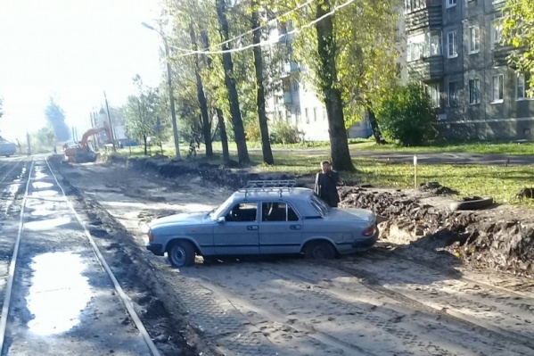 Машина прочно застряла в песке Машина прочно застряла в песке