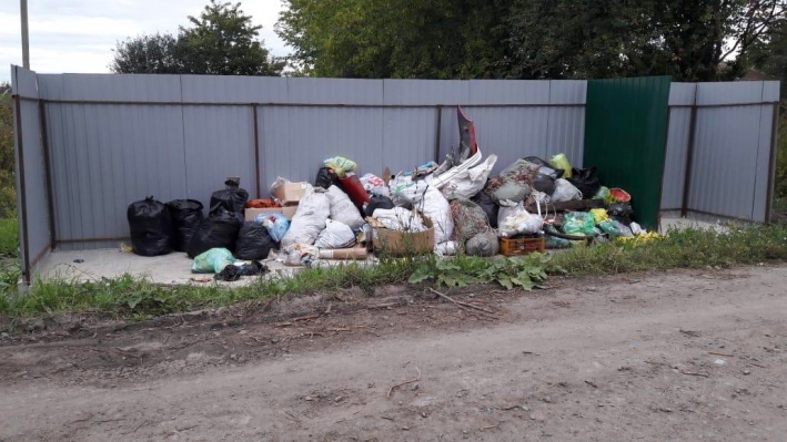 Одна из новых мусорных площадок, с которой пока никто не вывозит отходы Одна из новых мусорных площадок, с которой пока никто не вывозит отходы