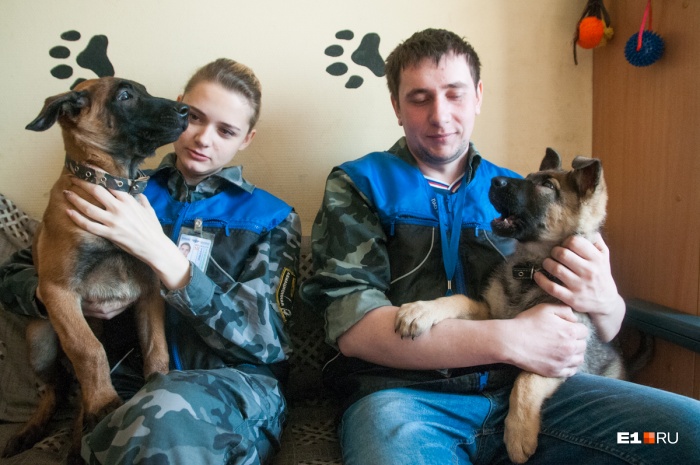 Справа на руках сидит Тарх, а слева — Валькирия Справа на руках сидит Тарх, а слева — Валькирия