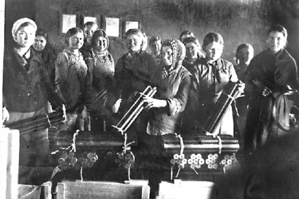 На снимке — первая молодежная бригада завода На снимке — первая молодежная бригада завода