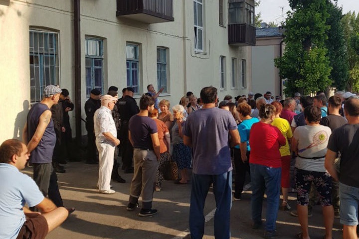 Это не митинг, как могло бы показаться вначале, а разгон стихийного рынка в Ростове Это не митинг, как могло бы показаться вначале, а разгон стихийного рынка в Ростове