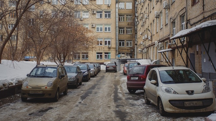 Один из законов дворов: не ставить машину там, где падают сосульки. В ПДД этого нет, но несогласных научит жизнь Один из законов дворов: не ставить машину там, где падают сосульки. В ПДД этого нет, но несогласных научит жизнь