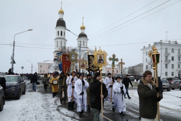 Путь верующих начался от Успенского храма Путь верующих начался от Успенского храма