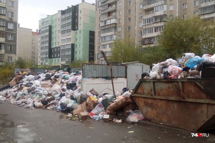 Несмотря на заверения властей, контейнерные площадки многих дворов в Челябинске по-прежнему завалены мусором Несмотря на заверения властей, контейнерные площадки многих дворов в Челябинске по-прежнему завалены мусором