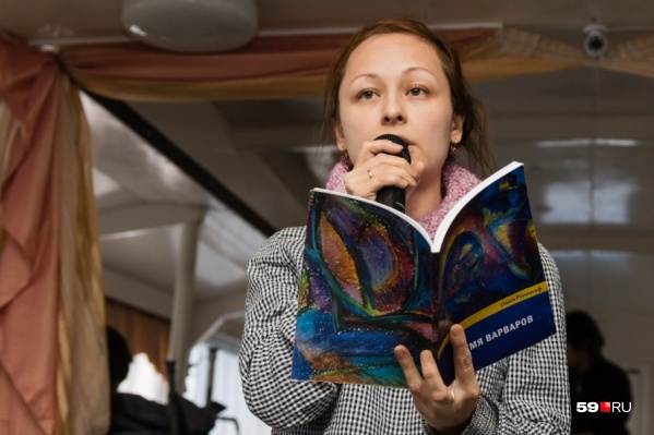 «Компрос» уже был в этом году весной. Поэты читали свои стихи на корабле. Сейчас начинается осенний блок фестиваля. И это будет очень интересно! «Компрос» уже был в этом году весной. Поэты читали свои стихи на корабле. Сейчас начинается осенний блок фестиваля. И это будет очень интересно!