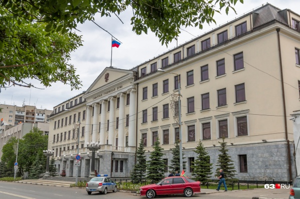 Здание губдумы мужчина бросился крушить ранним утром Здание губдумы мужчина бросился крушить ранним утром