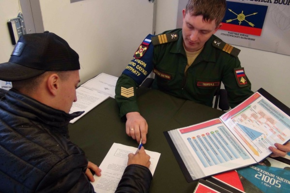 Всего в ЦВО за год рассчитывают привлечь на службу по контракту 15 тысяч человек Всего в ЦВО за год рассчитывают привлечь на службу по контракту 15 тысяч человек