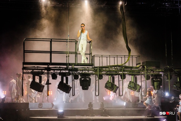 Альберт Макаров исполнил партию Иуды из нового мюзикла Jesus Christ Superstar (16+). Артист чувствует себя бесстрашно на высоте. Актеры ежегодно проходят инструктаж по работе на высотных декорациях Альберт Макаров исполнил партию Иуды из нового мюзикла Jesus Christ Superstar (16+). Артист чувствует себя бесстрашно на высоте. Актеры ежегодно проходят инструктаж по работе на высотных декорациях