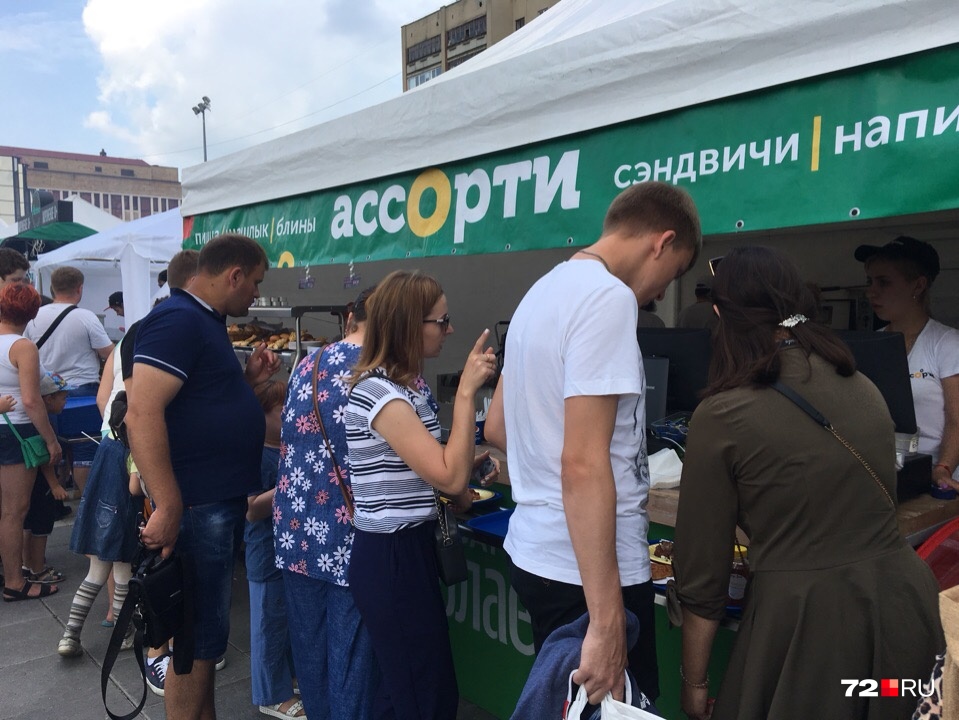 В палатках можно купить выпечку, бутерброды, чай, кофе и прочее В палатках можно купить выпечку, бутерброды, чай, кофе и прочее