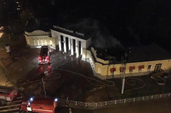 В момент пожара в кафе не было посетителей, а персонал смог эвакуироваться самостоятельно В момент пожара в кафе не было посетителей, а персонал смог эвакуироваться самостоятельно