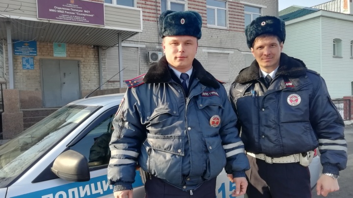 Уральские полицейские залезли в машину через окно, чтобы помочь владельцам Infiniti