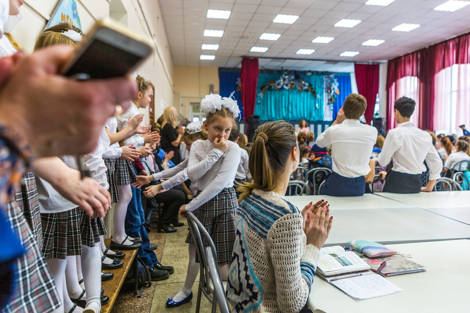 Часто в столовой можно заметить гимназистов с книжками и тетрадками — здесь они не только делают домашние задания, но и даже собираются на урок Часто в столовой можно заметить гимназистов с книжками и тетрадками — здесь они не только делают домашние задания, но и даже собираются на урок