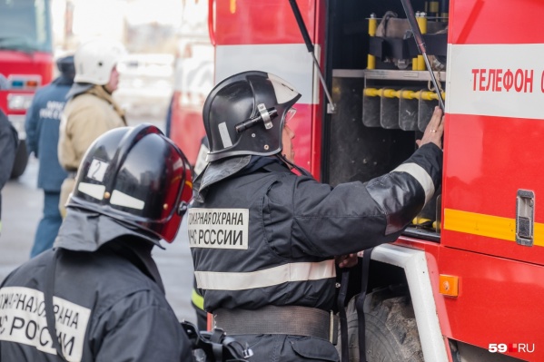 Горящий дом в Кизеле тушили 15 пожарных Горящий дом в Кизеле тушили 15 пожарных