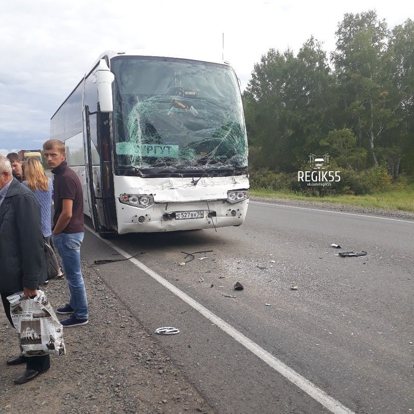 Автобус северок омск. Автобусы Северок Омск. Автовокзал Омск Северок. Авария автобуса Тюкалинск. Фура врезалась в автобус Омск.