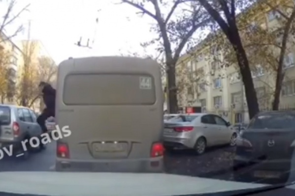 Юноши прыгали из окна, пока другие пассажиры выходили через дверь Юноши прыгали из окна, пока другие пассажиры выходили через дверь