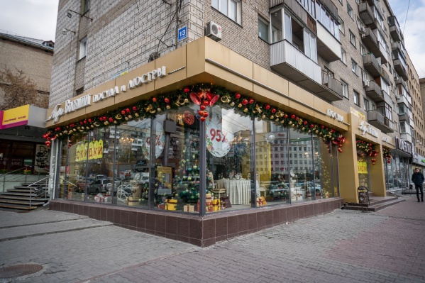 Магазин посуды и люстр «Богемия» украшен по-новогоднему уже с середины октября Магазин посуды и люстр «Богемия» украшен по-новогоднему уже с середины октября 