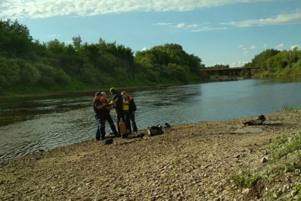 Водолазы нашли тело ребенка около 16:40 Водолазы нашли тело ребенка около 16:40