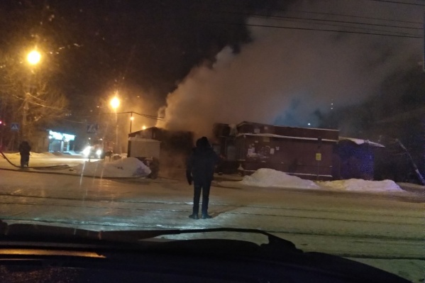 Магазин загорелся поздно вечером Магазин загорелся поздно вечером 