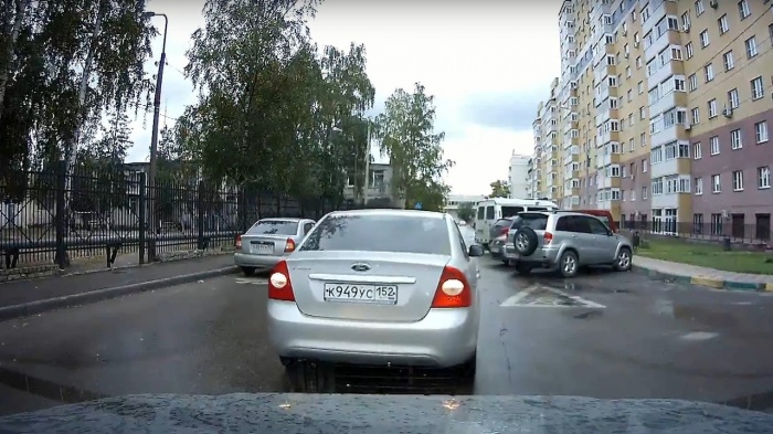 Этот Ford зазевался и сдал назад, ударив автомобиль. Хотя последствия такого ДТП очень похожи на наезд сзади, вина в данном случае целиком на водителе Ford Этот Ford зазевался и сдал назад, ударив автомобиль. Хотя последствия такого ДТП очень похожи на наезд сзади, вина в данном случае целиком на водителе Ford