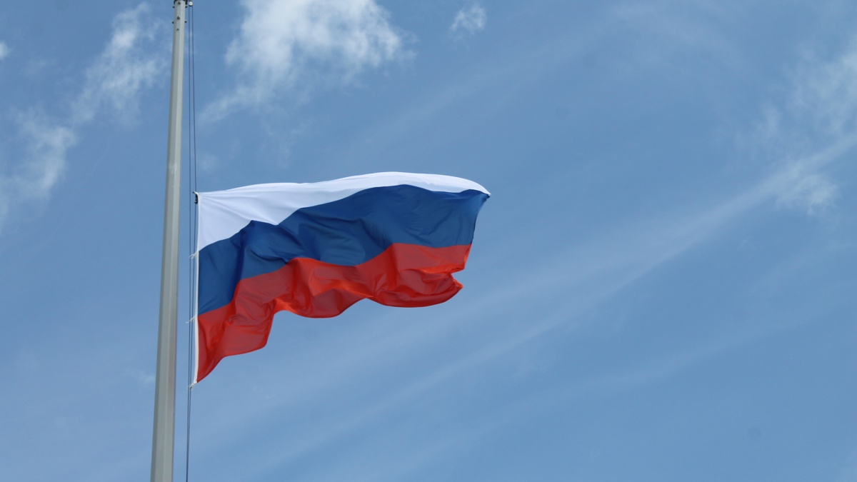 Когда триколор стал официальным флагом РФ?