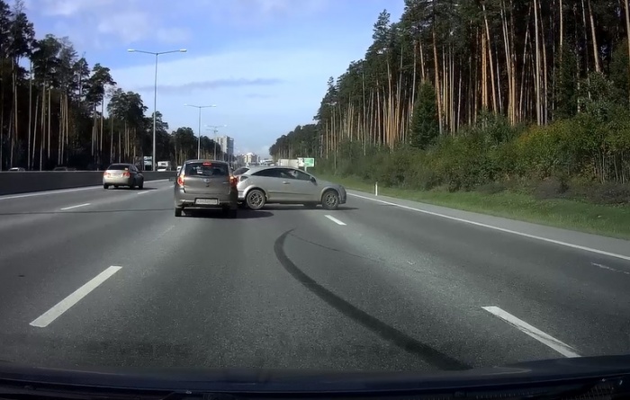 Opel занесло, когда он начал объезжать попутные машины Opel занесло, когда он начал объезжать попутные машины