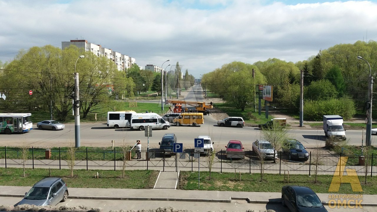 Омская улица транспорт. Омск улица Запорожская. Спортивная улица Омск. Перелета Омск фото.