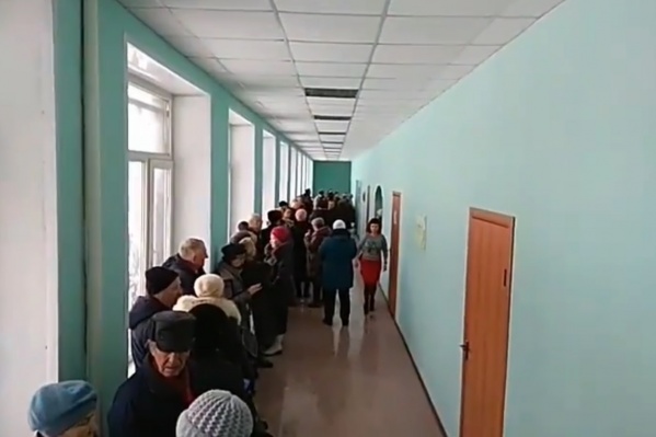 Огромная очередь протянулась от приемного окна до входа в отделение Огромная очередь протянулась от приемного окна до входа в отделение