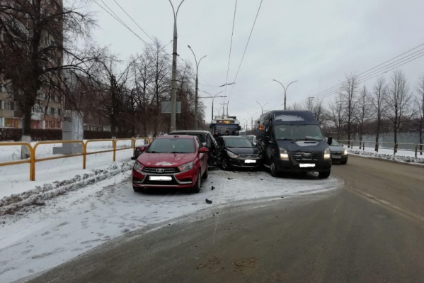 ДТП заблокировали половину дороги ДТП заблокировали половину дороги