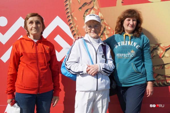 Нина Анатольевна в центре, слева от нее подруга Людмила ей 70 лет, а справа Марина — 58 лет Нина Анатольевна в центре, слева от нее подруга Людмила ей 70 лет, а справа Марина — 58 лет