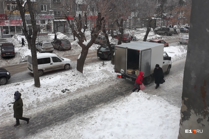 Водители автофургонов считают своим святым правом занимать весь тротуар, если им нужно разгрузить товар Водители автофургонов считают своим святым правом занимать весь тротуар, если им нужно разгрузить товар