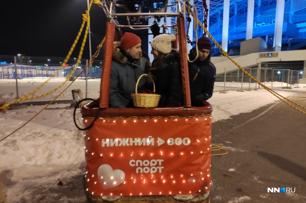 Девушка ни о чём не подозревала, поэтому предложение стало настоящим сюрпризом Девушка ни о чём не подозревала, поэтому предложение стало настоящим сюрпризом