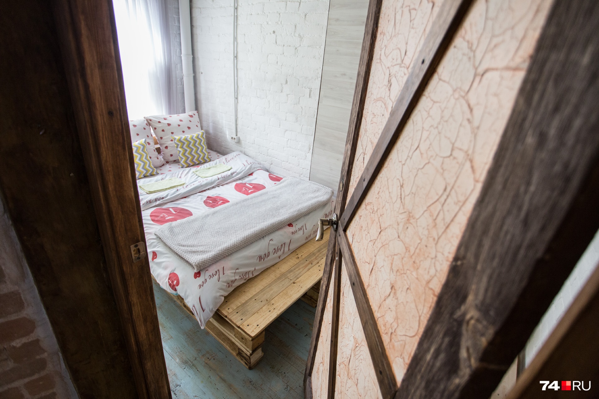 Вся мебель в хостеле выполнена из деревянных палет