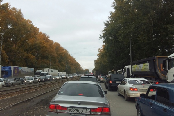Пробка на Петухова сейчас в обе стороны Пробка на Петухова сейчас в обе стороны