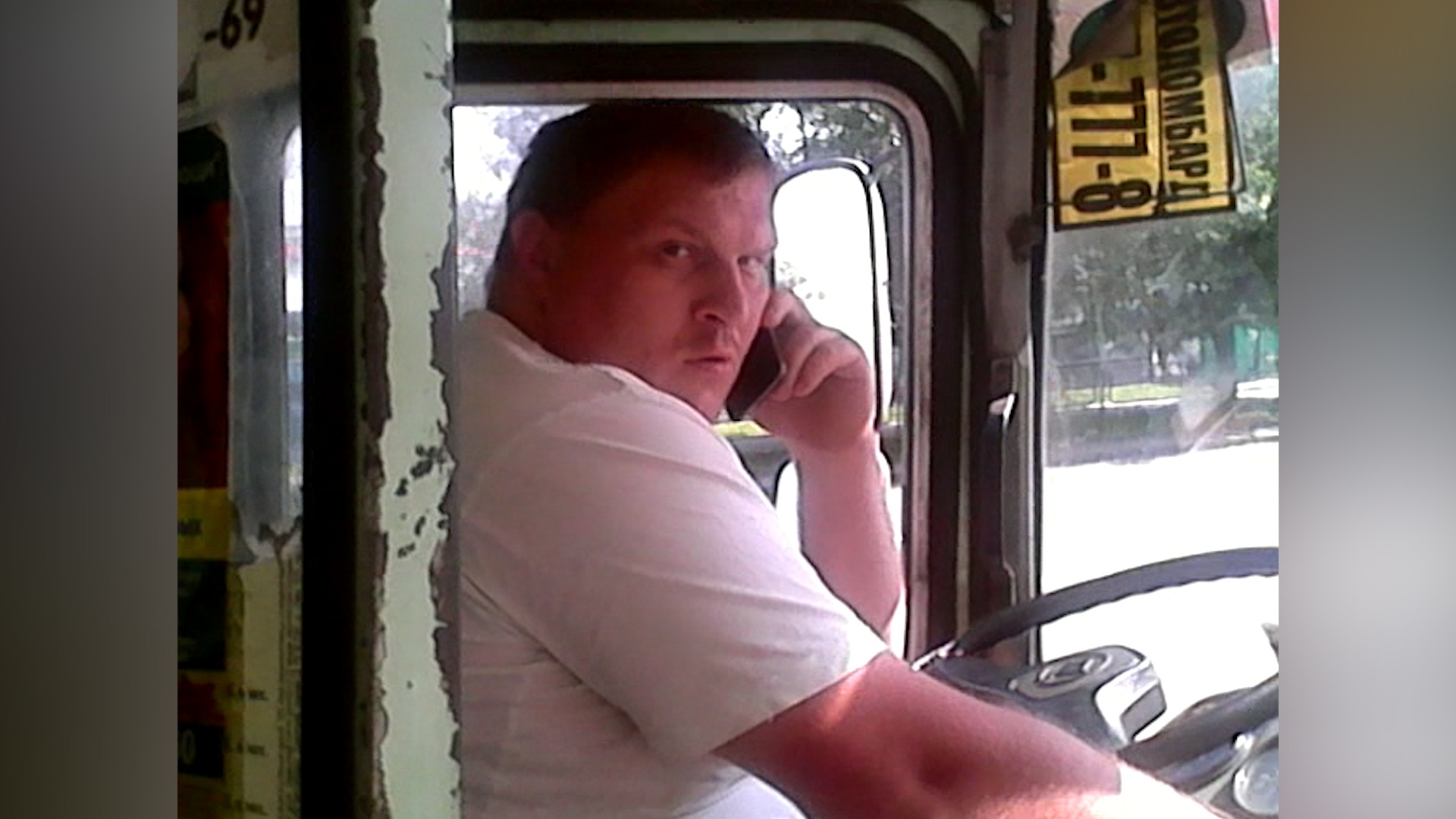Водитель автобуса в воронеже. Избил водителя автобуса. Водитель воронежского автобуса. Водитель автобуса. Нападение в общественном транспорте.