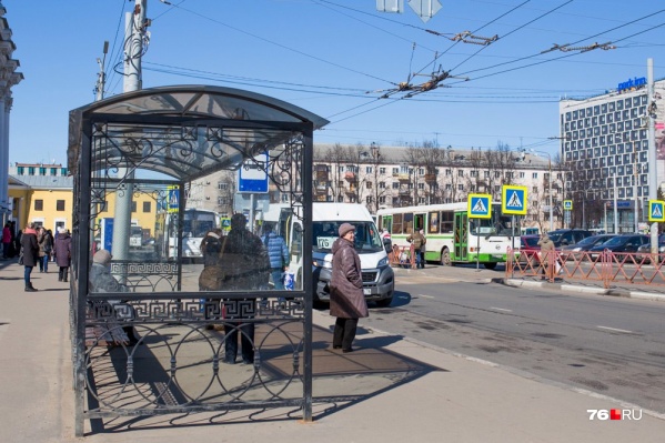 Было уже поздно. Мужчина ждал автобус и случайно уснул Было уже поздно. Мужчина ждал автобус и случайно уснул