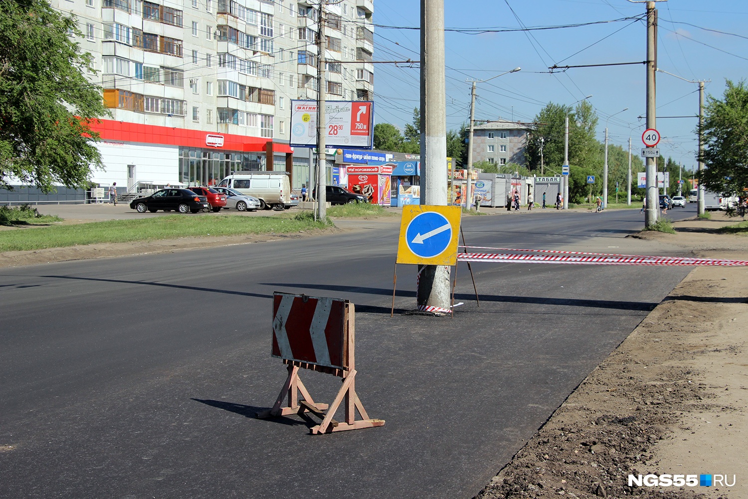 Дорога на столбах. Столб на проезжей части. Столб посреди дороги. Столб н а проезжей частиа. Столб посередине дороги.