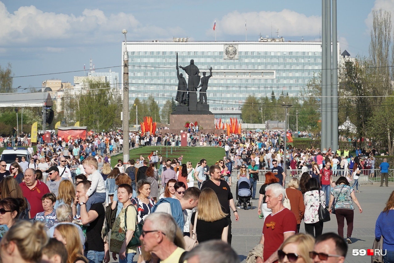 На эспланаде очень много людей На эспланаде очень много людей