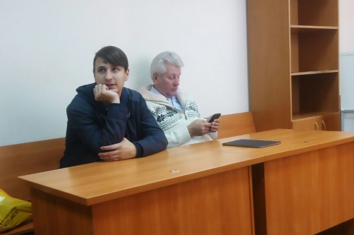 Владислав Кузеванов (на фото слева) попал во внимание полиции почти через месяц после акции. Справа от Кузеванова — его защитник на суде Андрей Гладченко Владислав Кузеванов (на фото слева) попал во внимание полиции почти через месяц после акции. Справа от Кузеванова — его защитник на суде Андрей Гладченко
