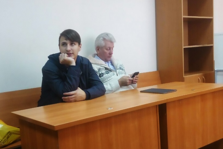 Владислав Кузеванов (на фото слева) попал во внимание полиции почти через месяц после акции. Справа от Кузеванова — его защитник на суде Андрей Гладченко