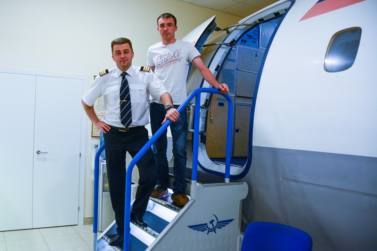 Протестировать симулятор вместе с Сергеем мы попросили пилота Алексея Игнатова (справа)
