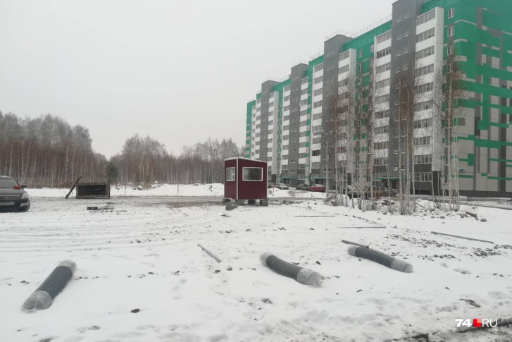 Парковку начали возводить за домом на улице Александра Шмакова, 38 Парковку начали возводить за домом на улице Александра Шмакова, 38