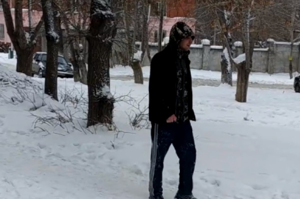 Очевидцы в соцсетях заявляют, что мужчина с видео живёт недалеко от места нападения Очевидцы в соцсетях заявляют, что мужчина с видео живёт недалеко от места нападения