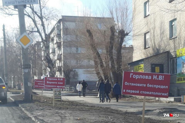 Красные плакаты появились сегодня на проспекте Победы Красные плакаты появились сегодня на проспекте Победы