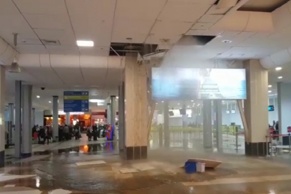 На первом этаже Толмачёво провалился потолок На первом этаже Толмачёво провалился потолок 