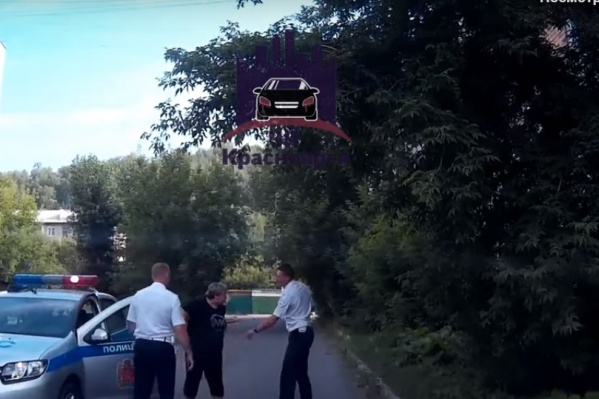 Полицейским пришлось надеть на нее наручники Полицейским пришлось надеть на нее наручники