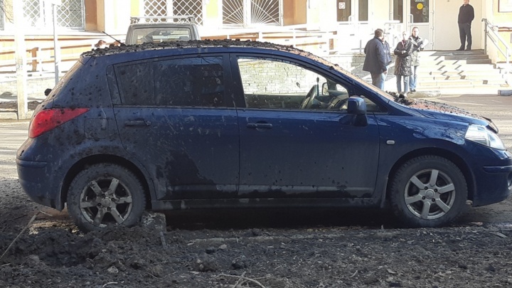 Повреждённые машины и обесточенные квартиры: в Ярославле под землёй взорвался электрокабель