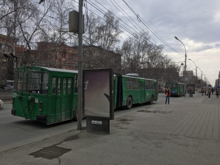 На перекрёстке скопилось несколько троллейбусов На перекрёстке скопилось несколько троллейбусов